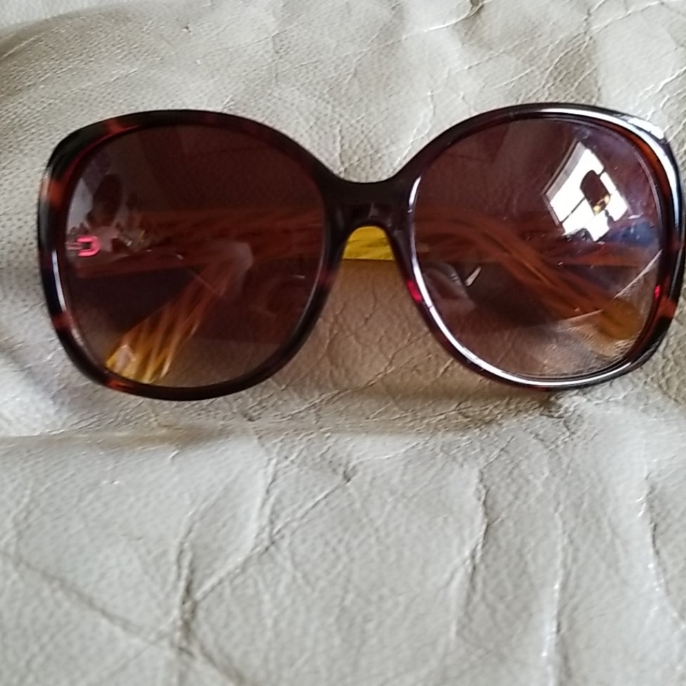 Vince camuto retired oversized  sunglasses